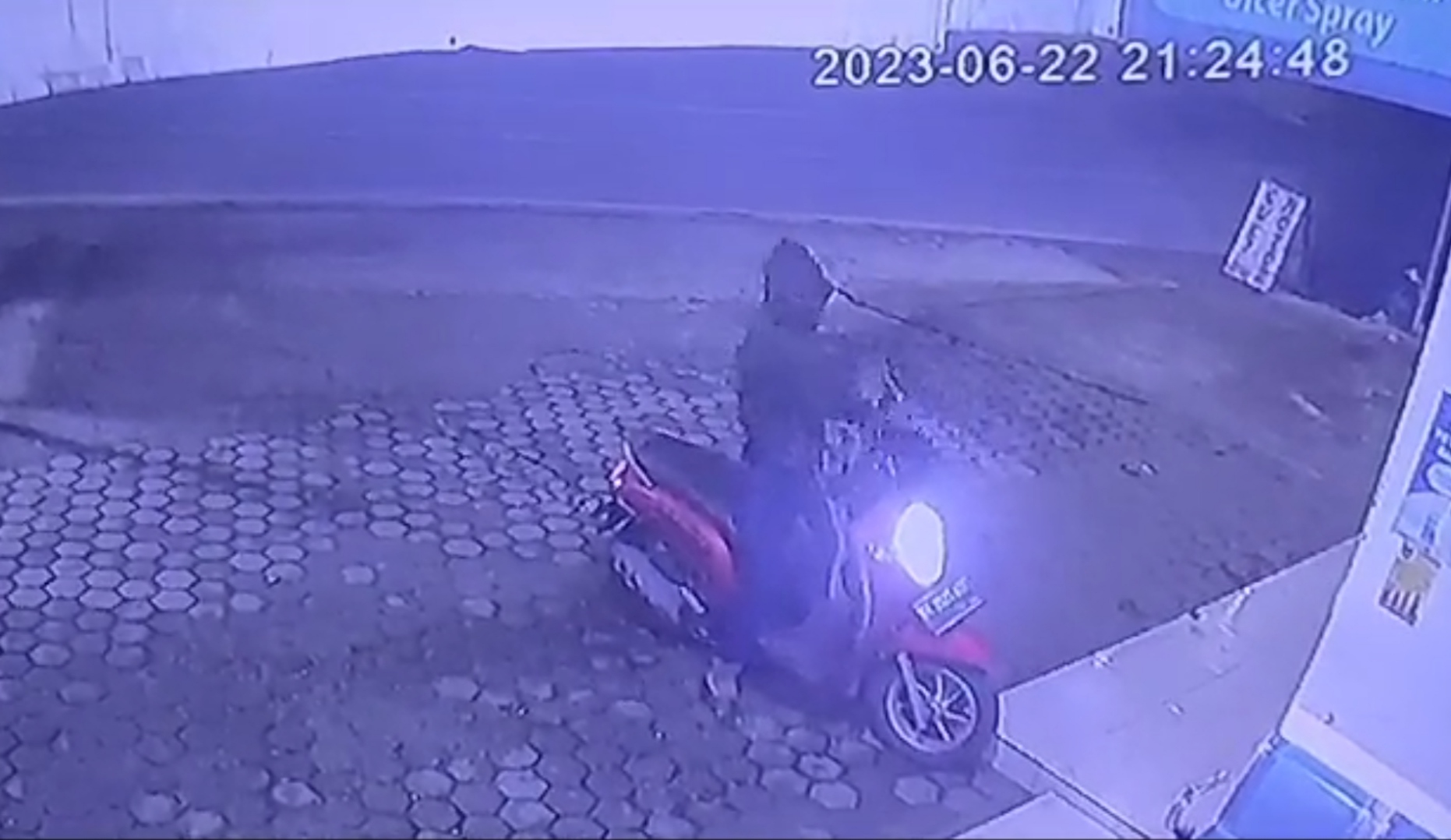 Ngeri! Pencuri Motor Todongkan Pistol untuk Takuti Korban, Berujung Begini ...