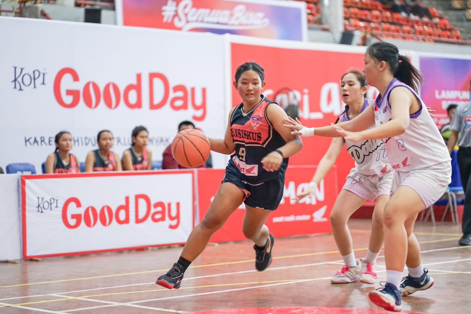 Saling Tampil Hebat, Tim Putri SMA YP Unila vs SMA Fransiskus Isi Laga Final Honda DBL with Kopi Good Day 2023