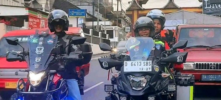 Tak Disangka! Pasutri Ini Nekat ke Tanah Suci Makkah dengan Sepeda Motor