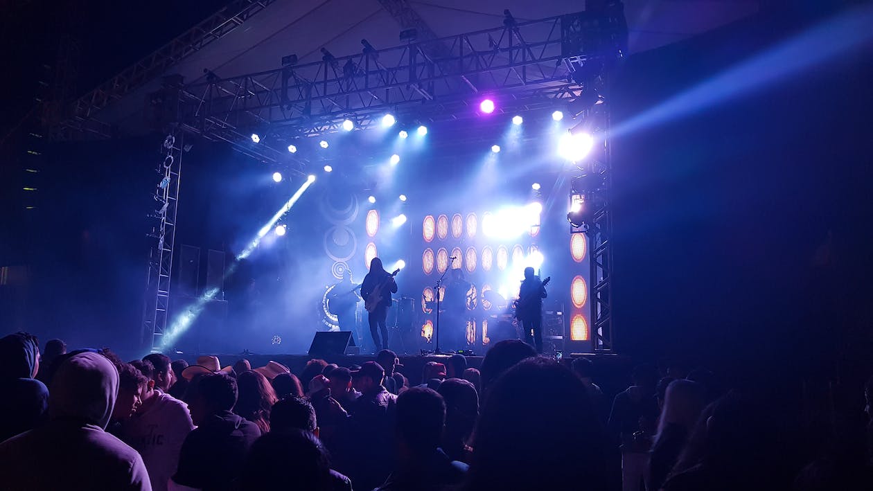 Nyaman dan Kekinian, Ini Tips Outfit Nonton Konser yang Wajib Kamu Ikuti