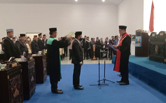 Gantikan Nazrul Arif, Agus Cik Jadi Ketua DPRD Pesisir Barat