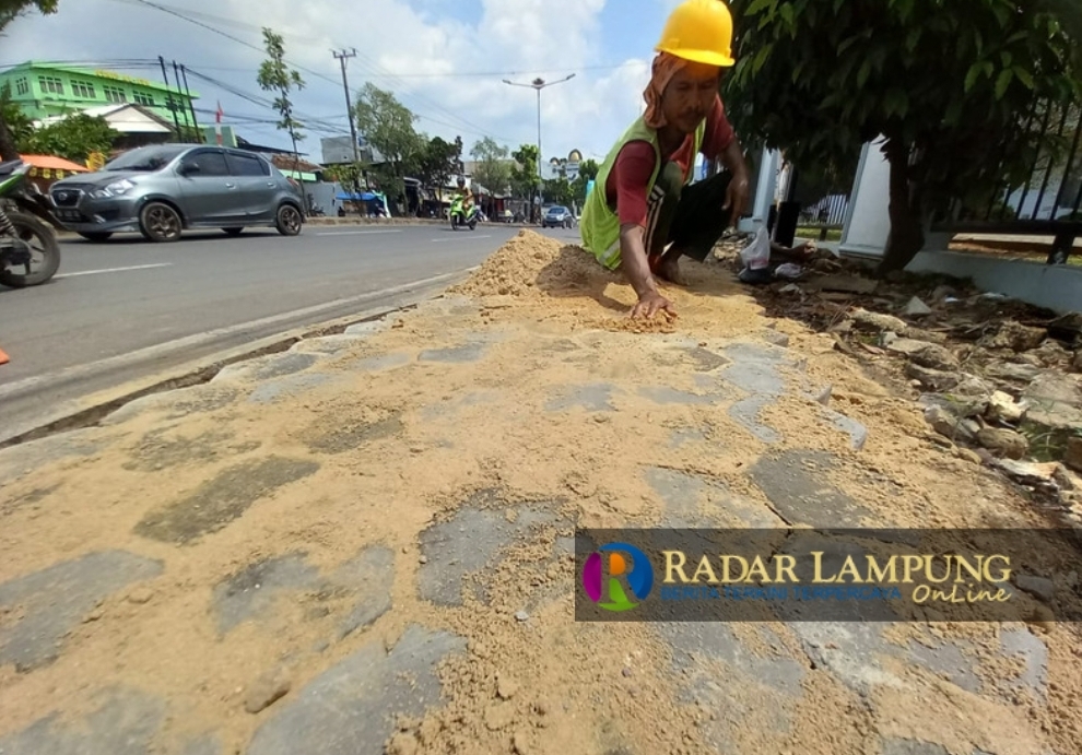 Pekerja Perbaiki Trotoar Jl. Z.A. Pagar Alam, Kemana Paving Block Sebelumnya?