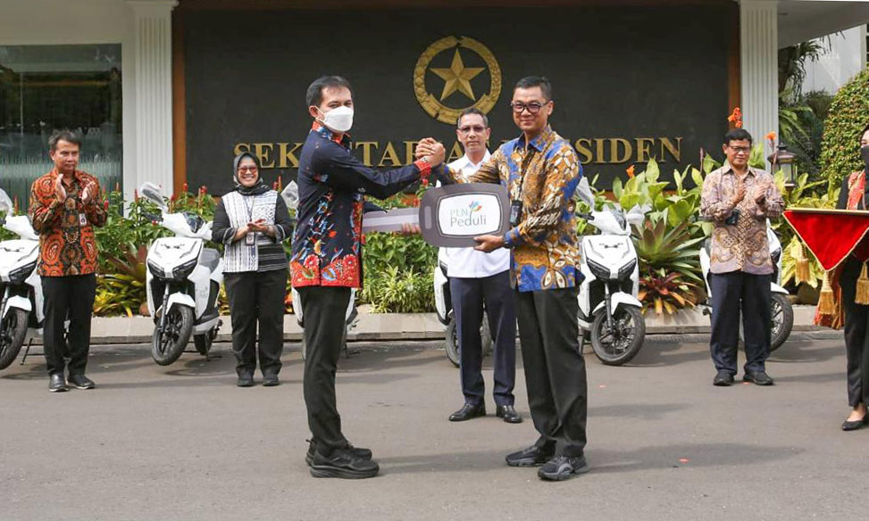 Dukung Transisi Energi Bersih, PLN Serahkan Sertifikat Energi Terbarukan untuk 5 Istana Kepresidenan