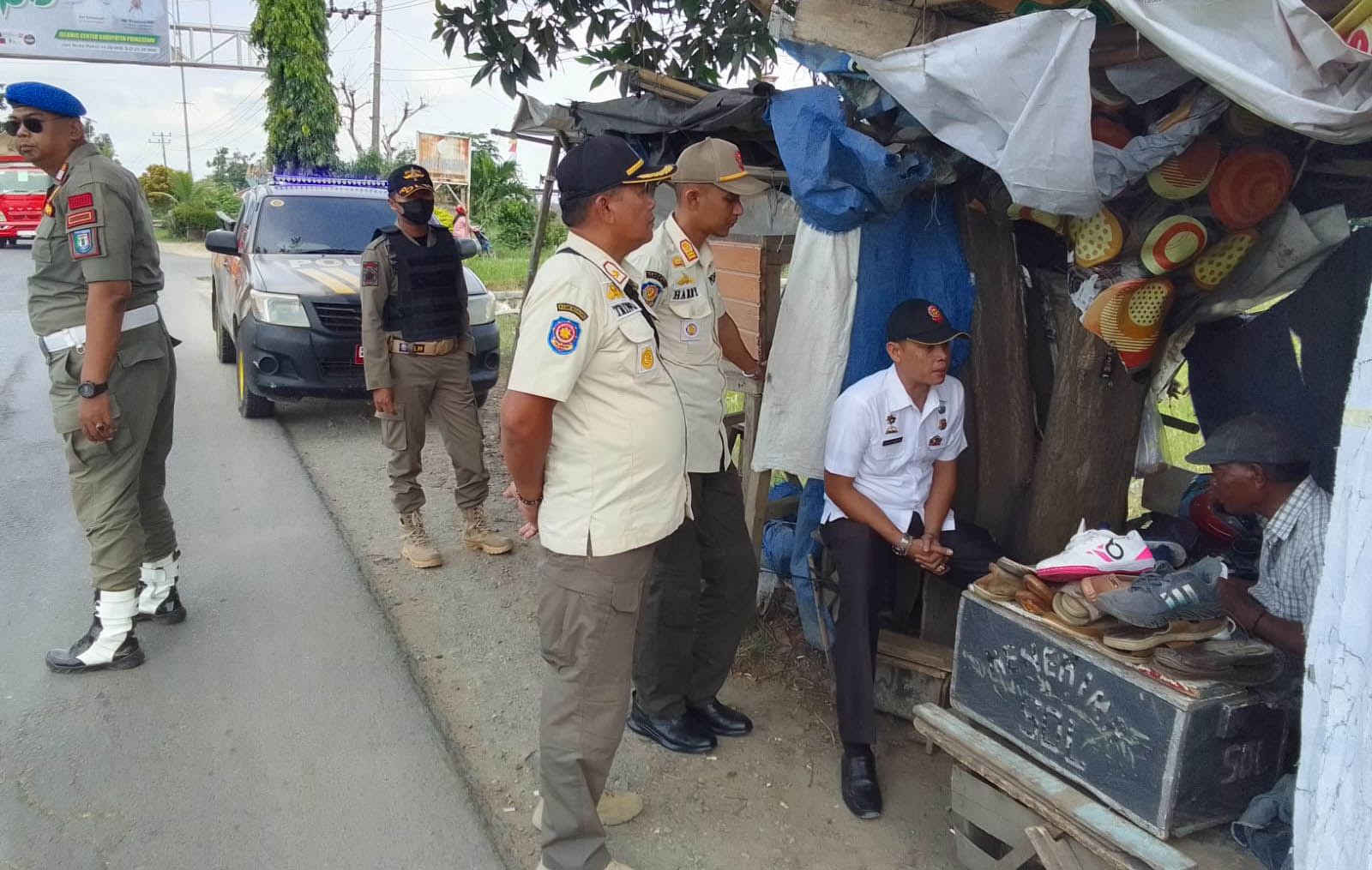 Satpol PP Pringsewu Bergerak, Tertibkan PKL di Bahu Jalan