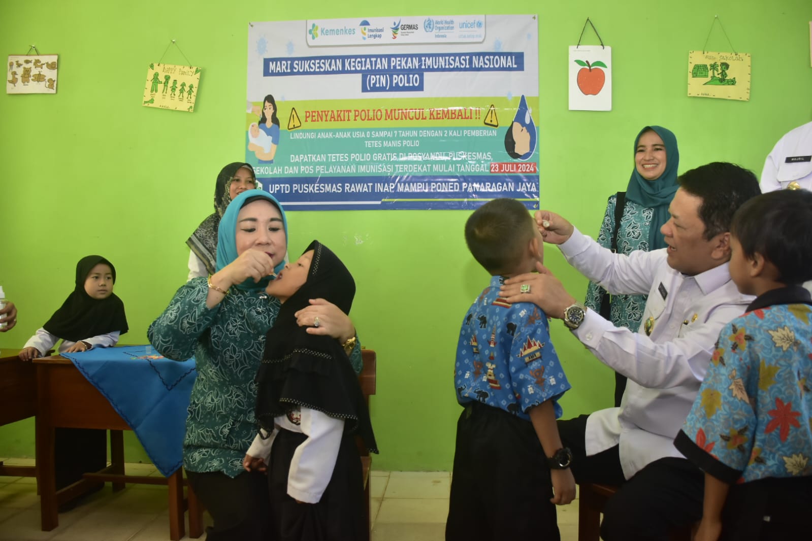 Pj Bupati dan Pj Ketua TP-PKK Tubaba Berikan Vaksin Polio Langsung Kepada Masyarakat