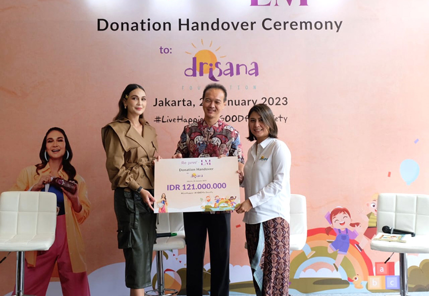 PT Sewu Segar Primatama Serahkan Donasi Hasil Penjualan Paket Re.juve-Luna Maya untuk Yayasan Drisana