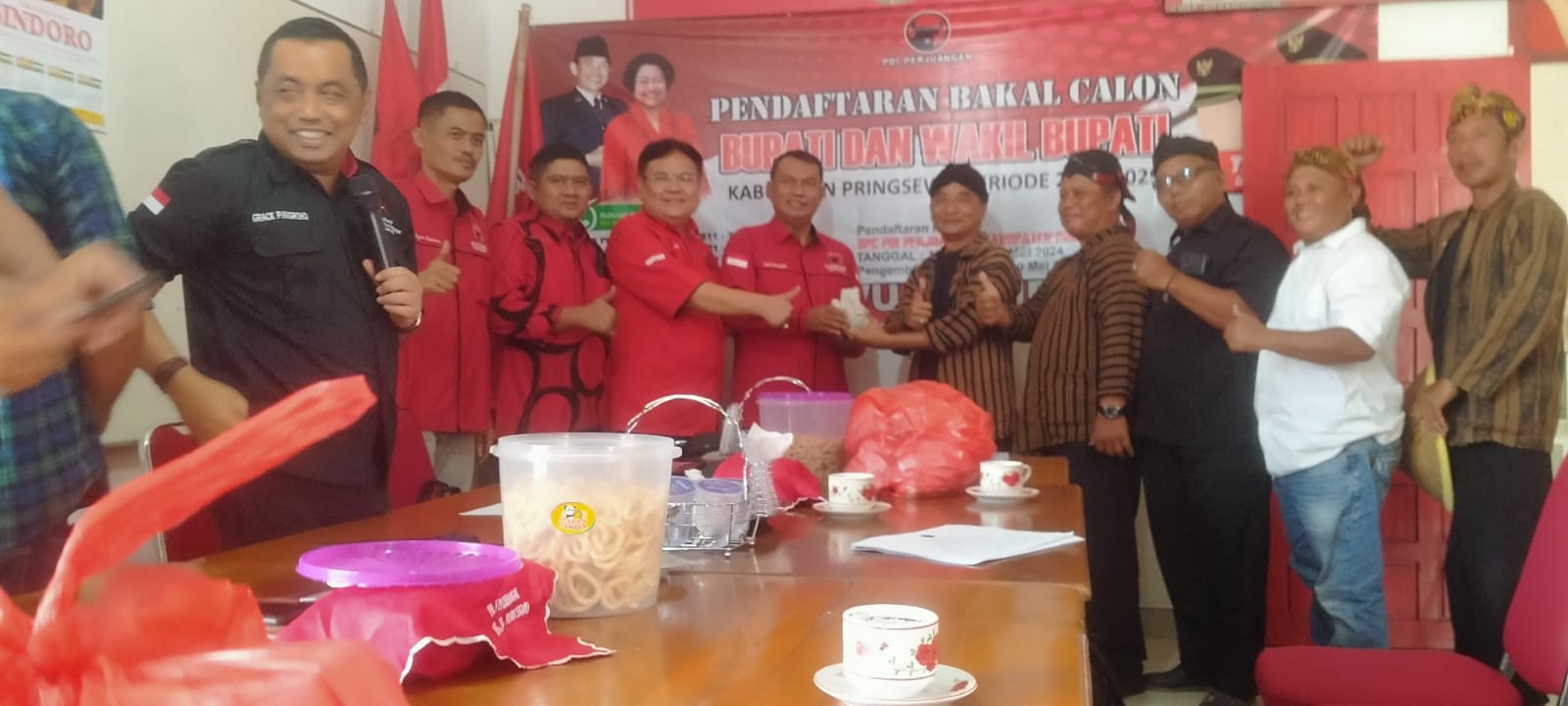 Bawa Nasi Telor dengan Naik Sepeda Motor, Andoyo Kembalikan Formulir Bacalon Wabup