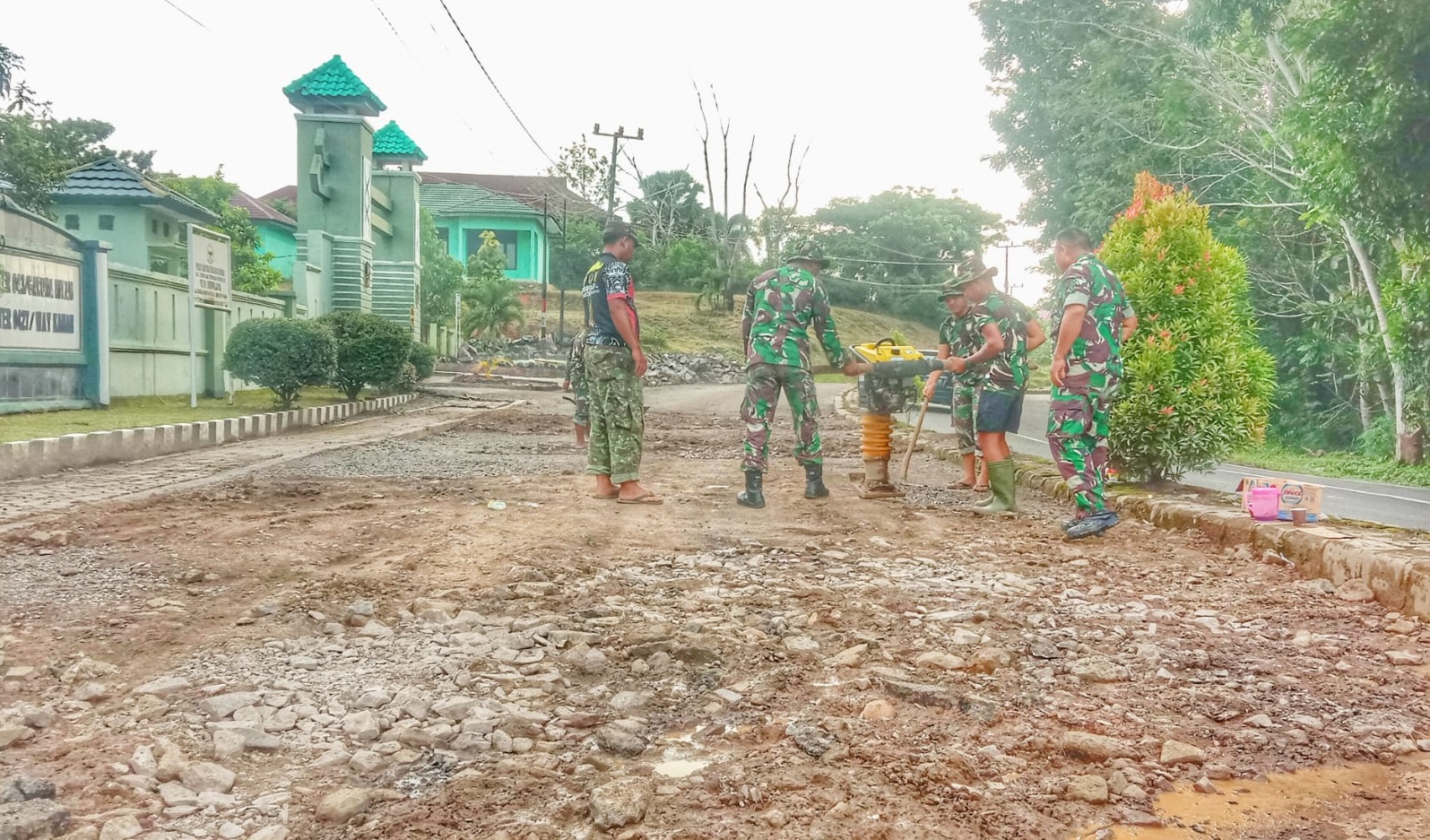 Anggota Kodim 0427 Way Kanan Timbun Jalan Berlubang, Dinas PU Pilih Bungkam
