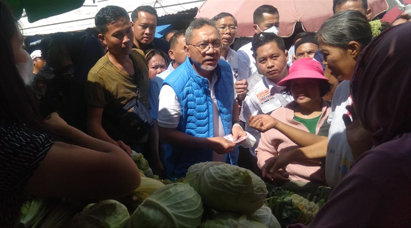 Kunjungi Pasar Gintung Bandar Lampung, Mendag Zulkifli Hasan Borong Beras