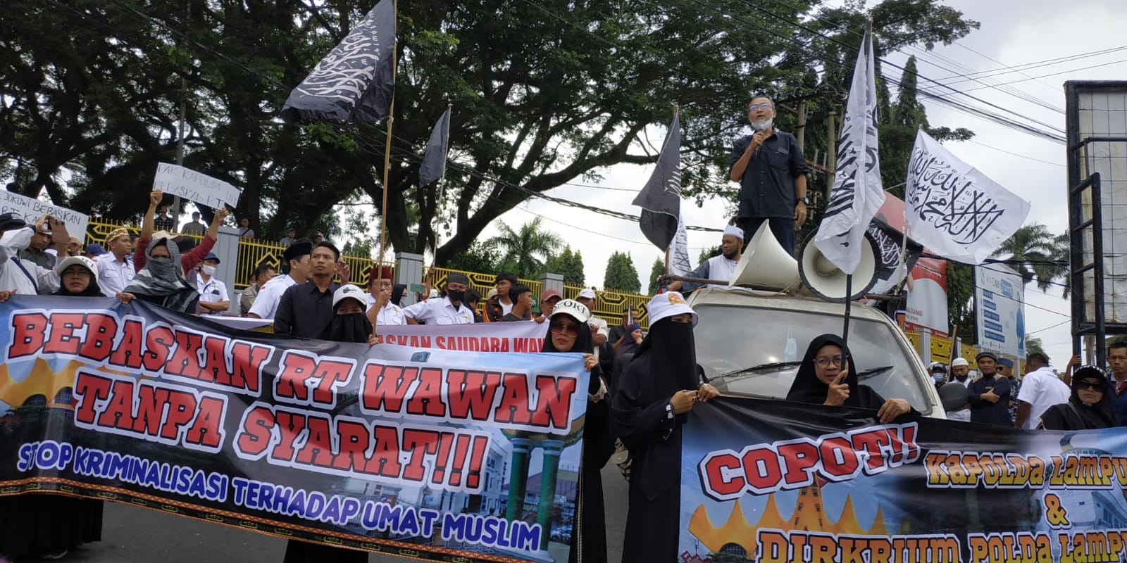 Aliansi Massa Demo Kejati Lampung Minta Ketua RT Wawan Dibebaskan