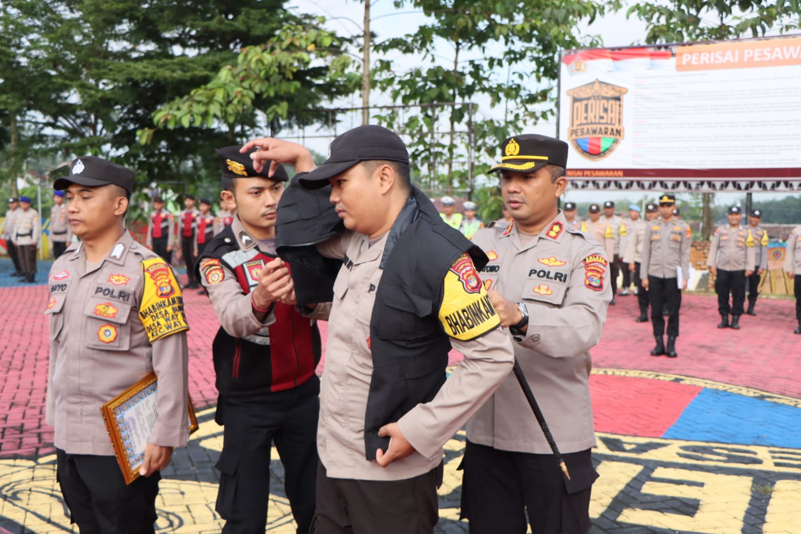 Kapolres Pesawaran Beri Penghargaan dan Hukuman Pada Personel Bhabinkamtibmas