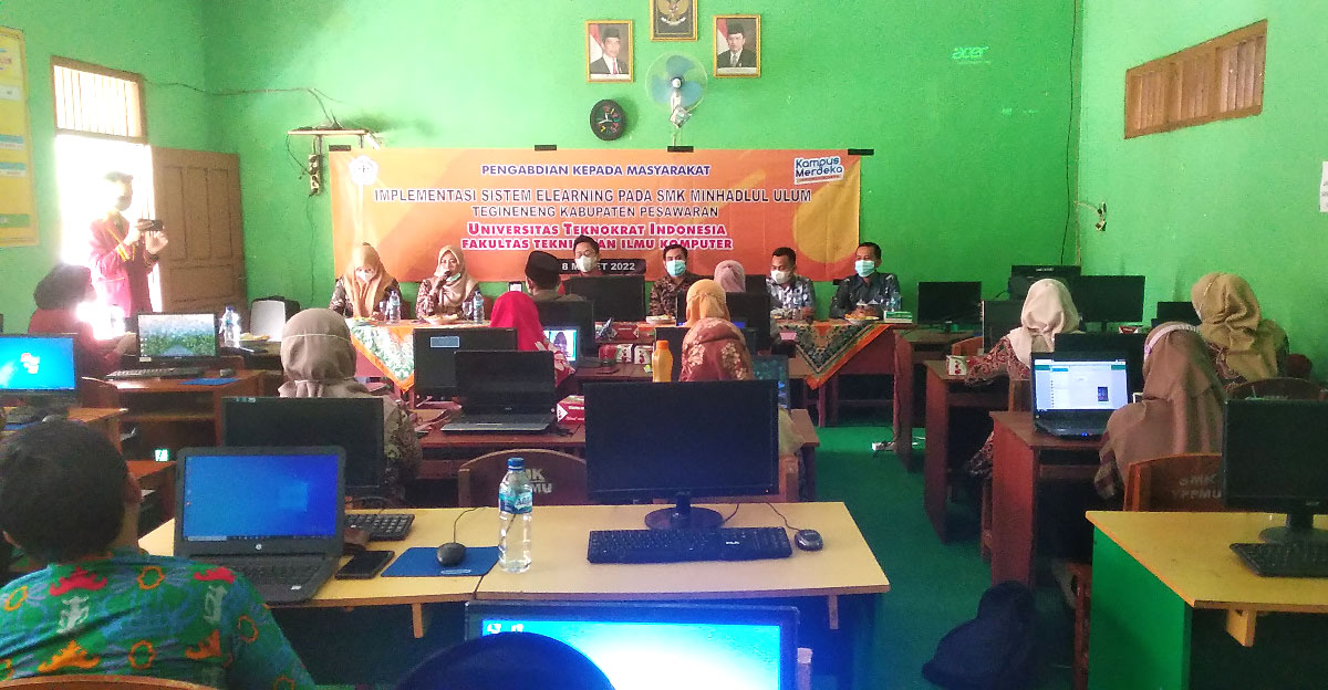 PKM di Sekolah Binaan, Tim UTI Terangkan Pentingnya Learning Manajement System