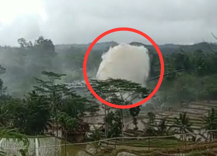 Viral Video Pipa Pembangkit Listrik di Garut Jebol, Diguga Akibat Pergerakan Tanah