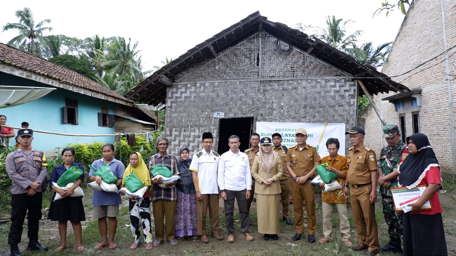 Bupati Tanggamus-Baznas Serahkan Bantuan Bedah Rumah