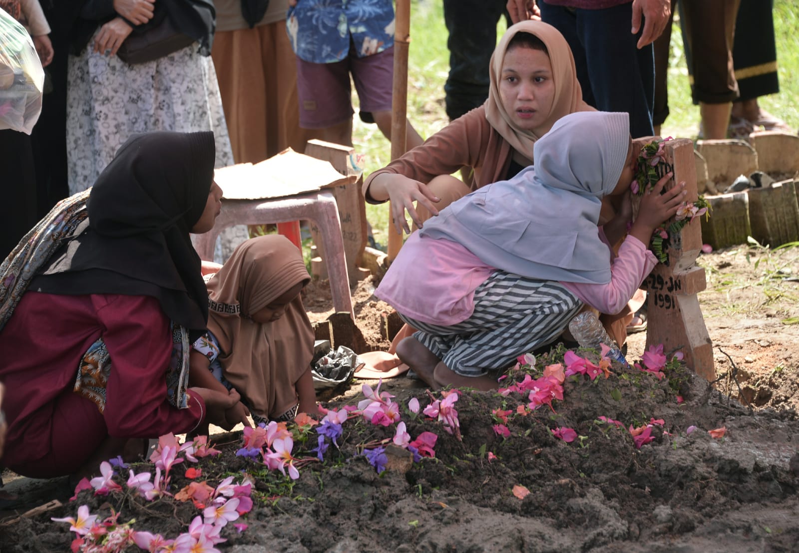 Sambil Mencium Papan Nisan Adiknya, Kirana: Kakak Pulang Dulu Ya Dek