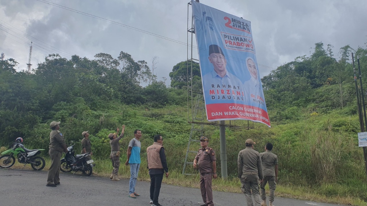 Bawaslu Lampung Barat Lakukan Penertiban APK untuk Ciptakan Pilkada yang Bersih dan Damai