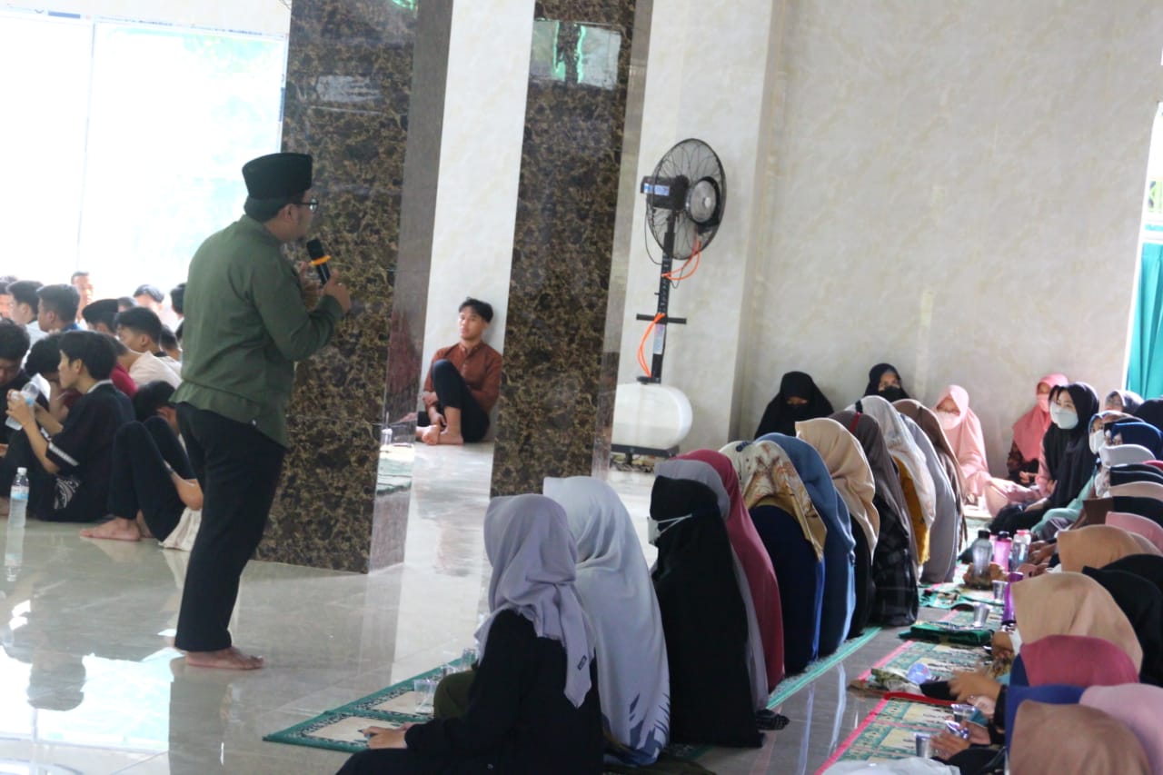 SMAN 9 Bandar Lampung Gelar Tausyiah Sambut 1 Muharam 1444 Hijriyah, Ini Pesan Ustad Asep Qolis