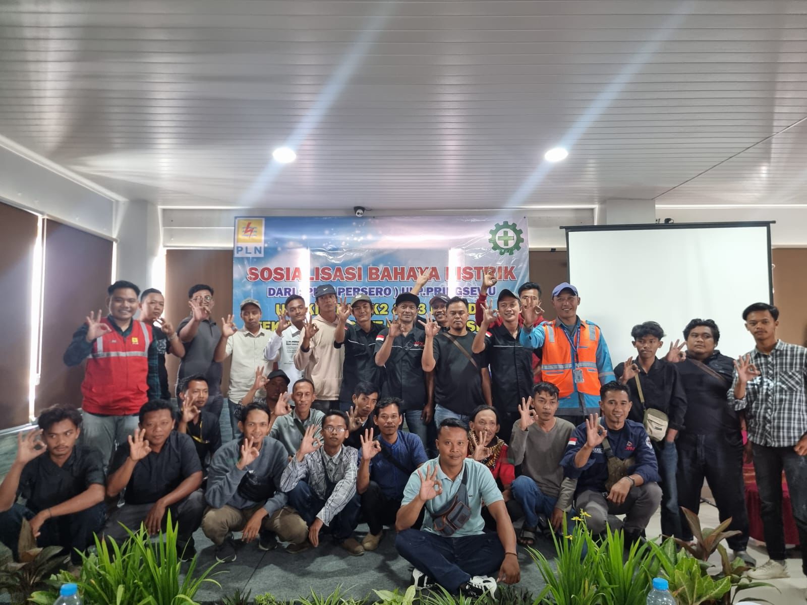PLN UP3 Pringsewu Kolaborasi dengan APJII Gelar Upskilling K2/K3 dalam Bulan K3 Nasional