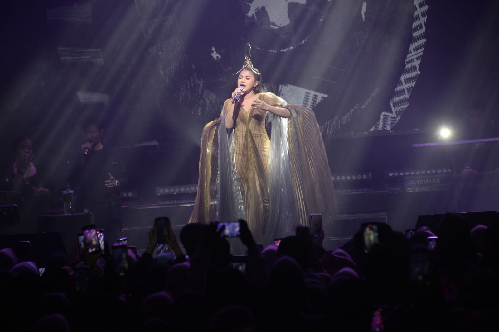 Lagu 'As One' dari Rossa Pukau Ribuan Penonton di 25 Shining Years Concert