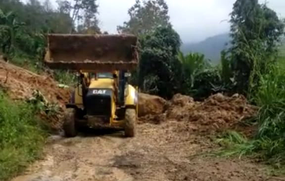 Baru Satu Titik Longsor di Jalan Penghubung Tanggamus-Lampung Barat Dibersihkan