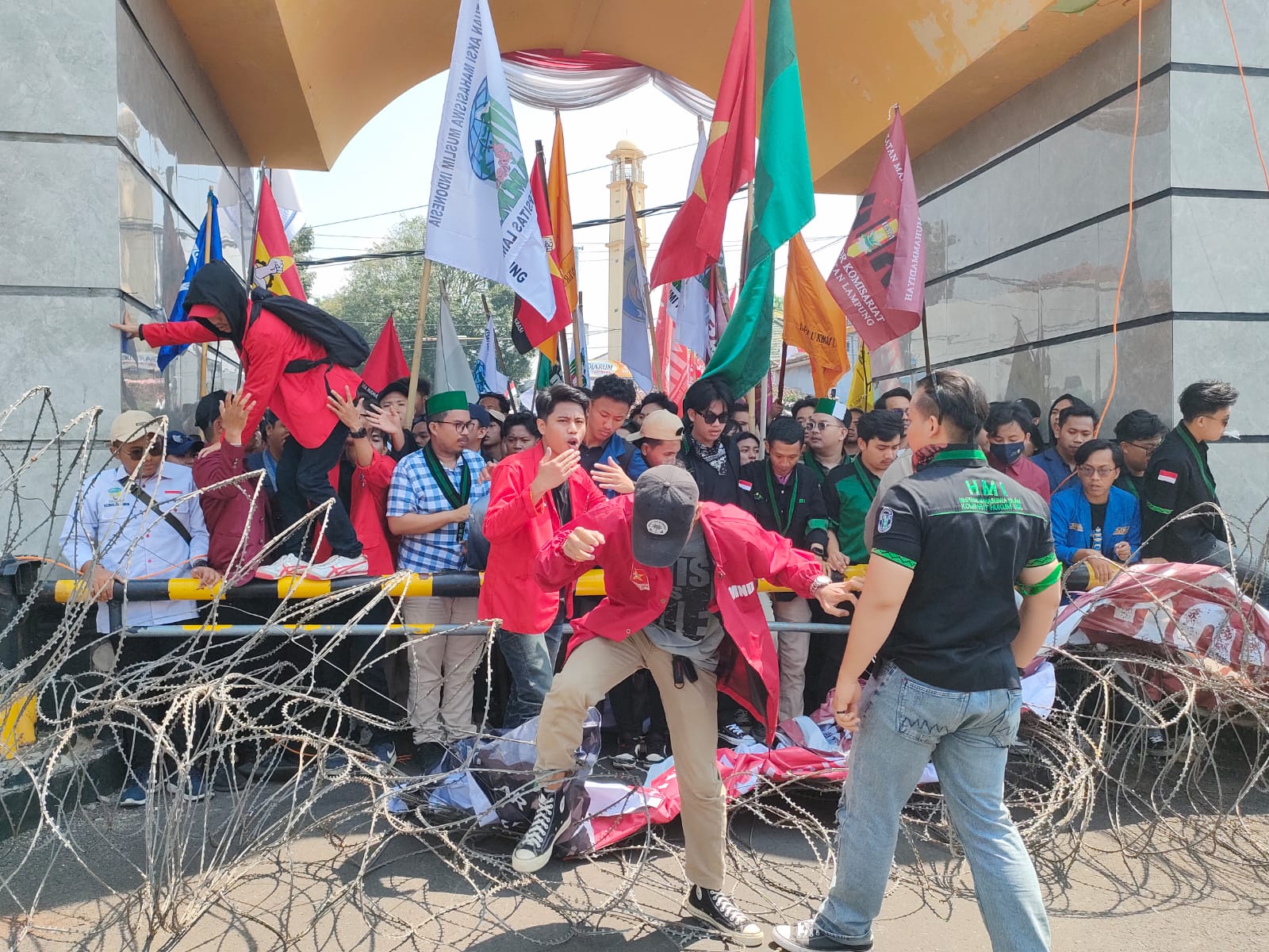 Tolak Mediasi, Massa Aksi Memaksa Masuk Gedung DPRD Provinsi Lampung