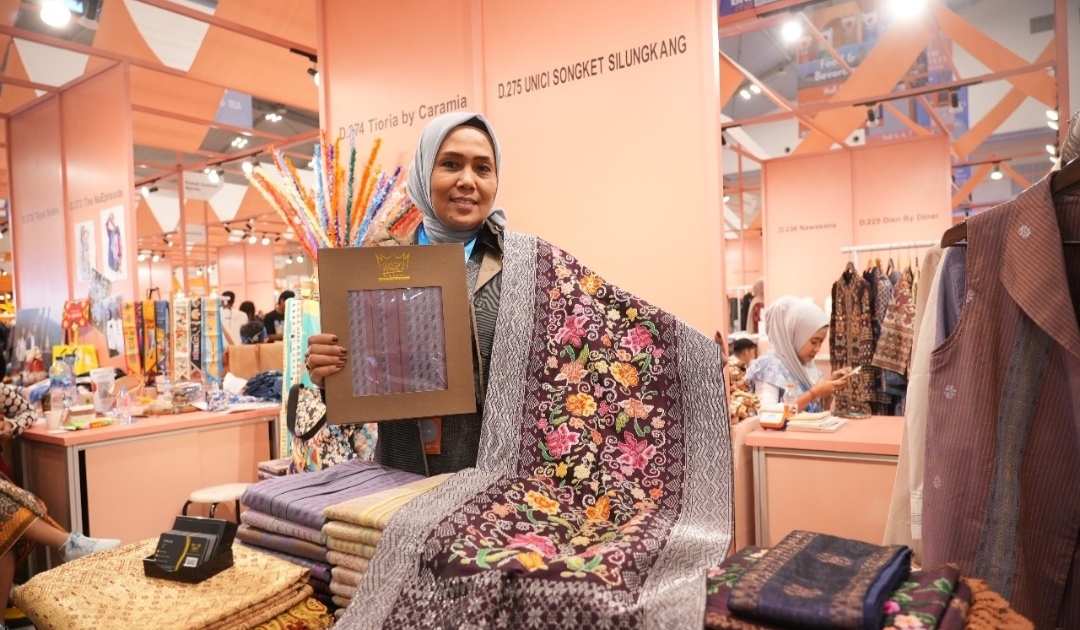 UKM Songket Binaan BRI Berhasil Menembus Pasar Internasional