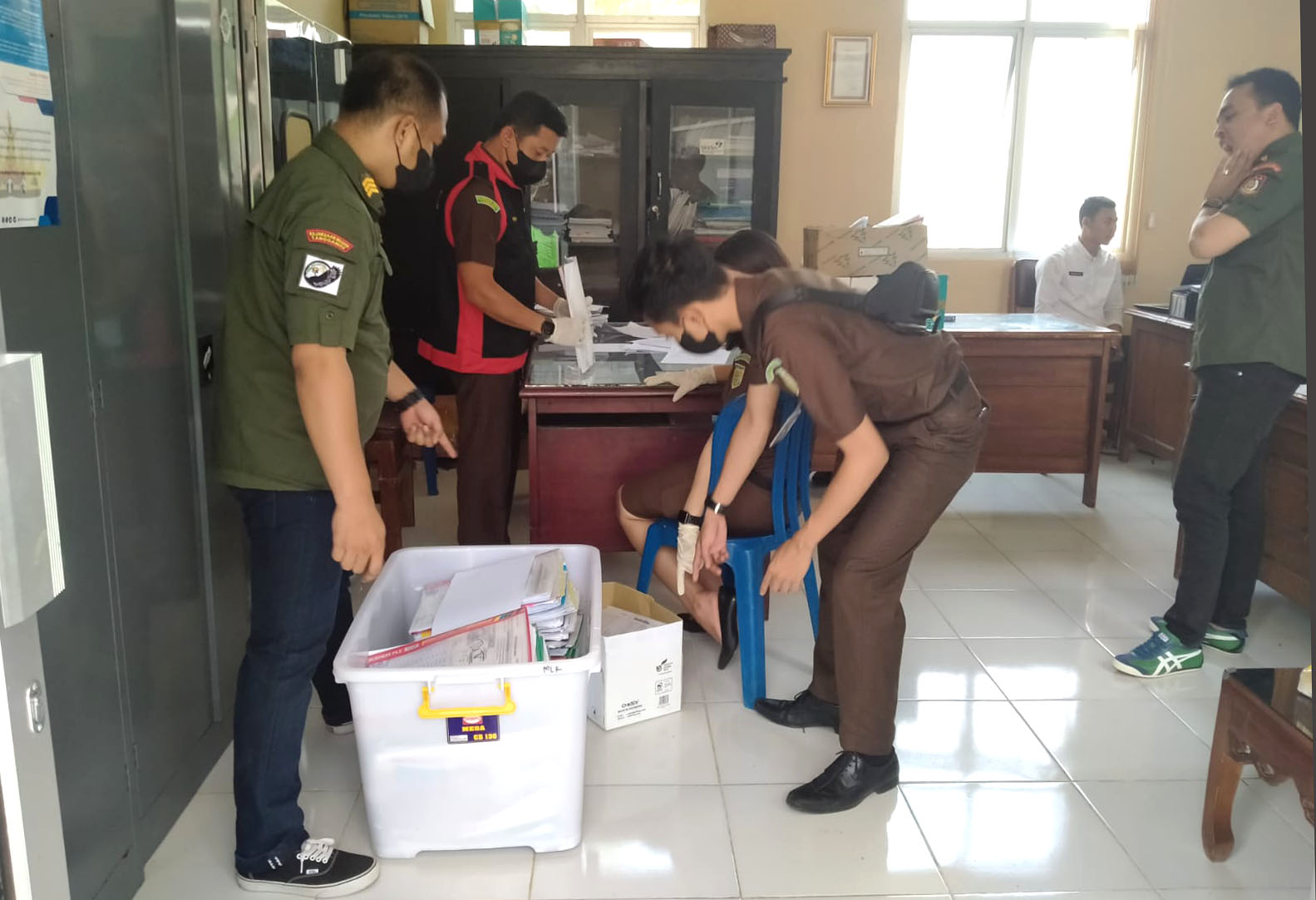 Kasus Korupsi Bantuan Operasional KB, Tim Satuan Khusus Kejari Tanggamus Geledah Kantor PPPA, Dalduk dan KB