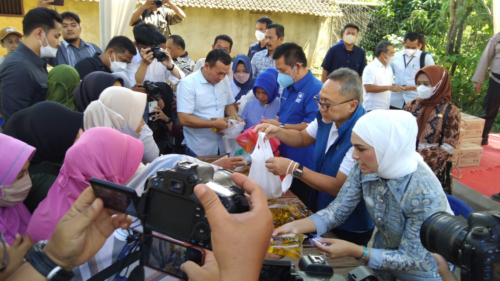 BREAKING NEWS : Bagikan Minyak Goreng Gratis, Warga Merak Batin Justru Curhat Masalah Cabe ke Mendag