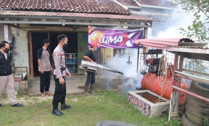 Atasi DBD, Anggota Polres Pringsewu Turun Tangan Gencarkan Fogging