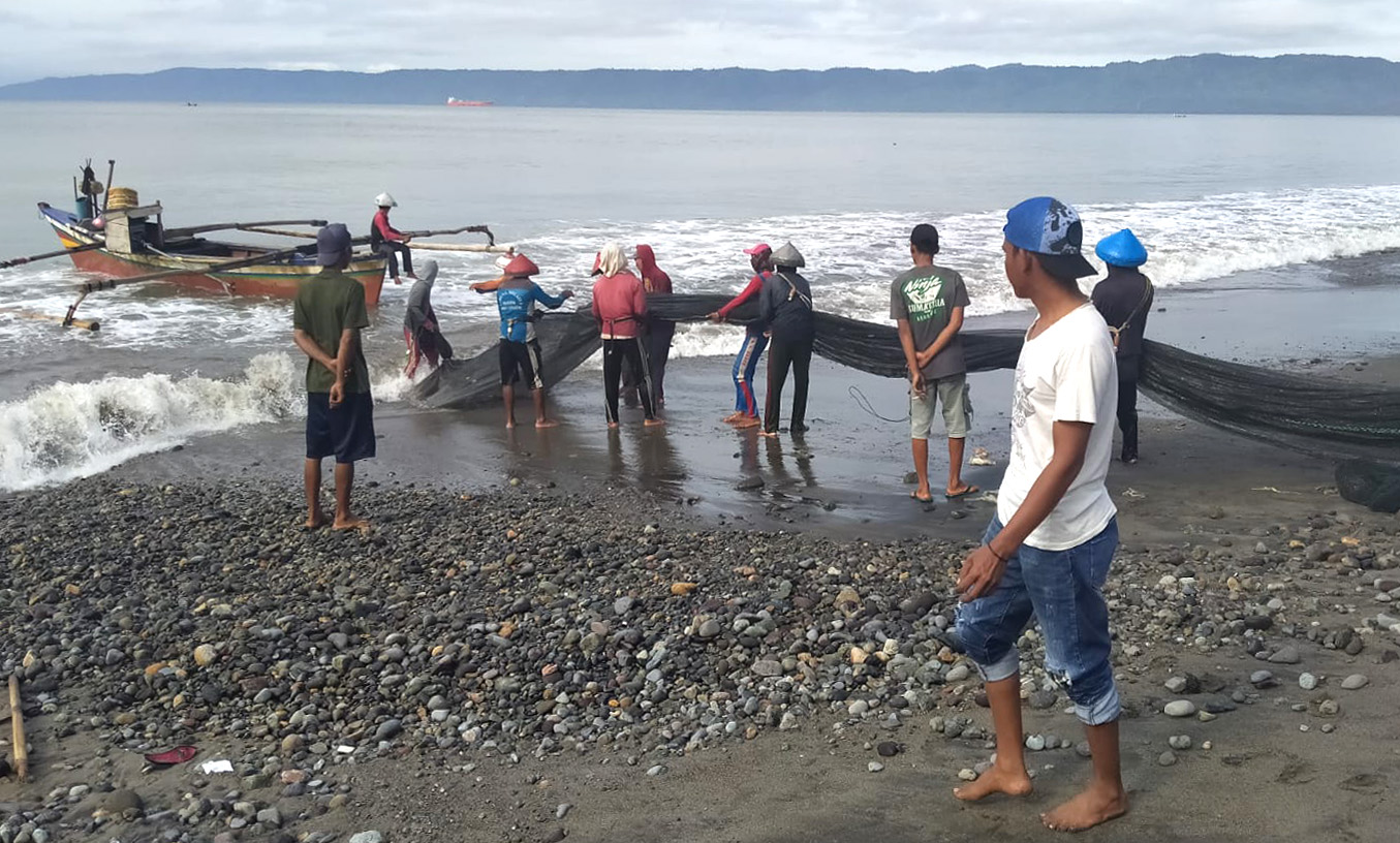 Yuk, Berkunjung! Menikmati Indahnya Teluk Semaka Sambil Menunggu Hasil Tangkapan Nelayan