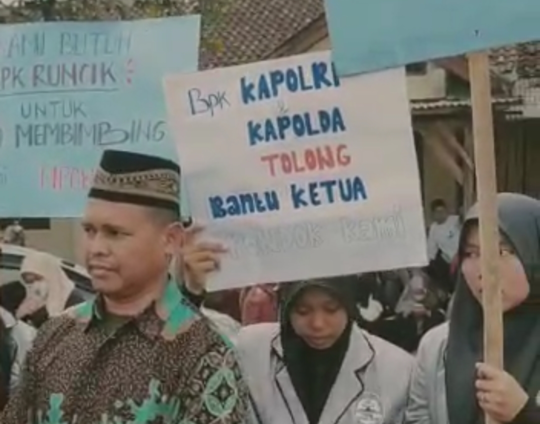Ratusan Santri Datangi Polres Way Kanan, Tuntut Keadilan Perihal Diperiksanya Ipda Agus Runcik