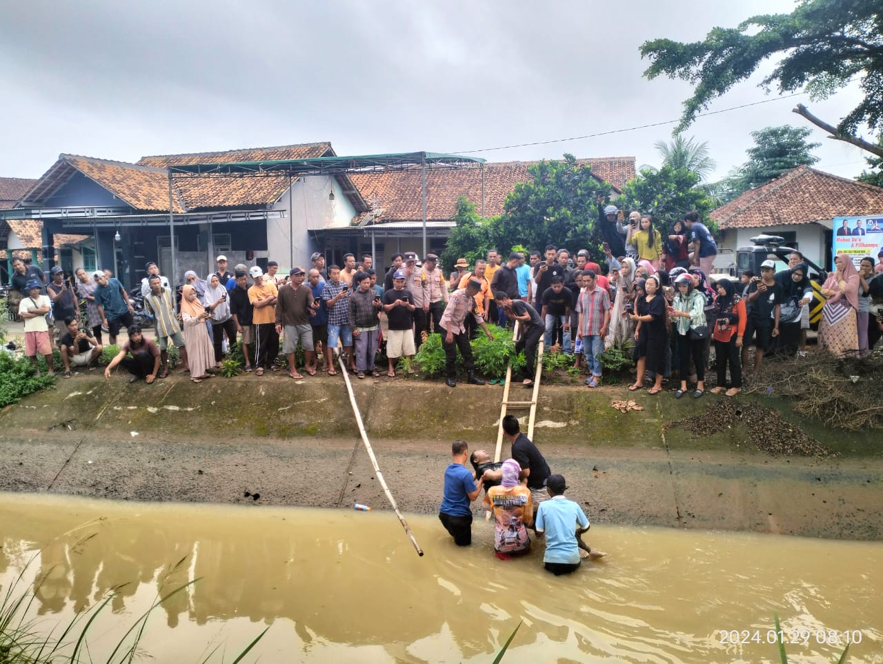 Mayat Pria Tanpa Identitas Ditemukan Terapung di Saluran Irigasi Desa Adirejo Lampung Timur