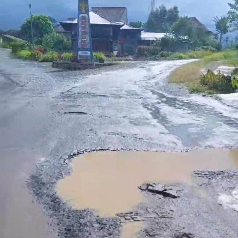 Jalan Rusak Berubah Jadi Tempat 'Wisata' Seribu Lubang