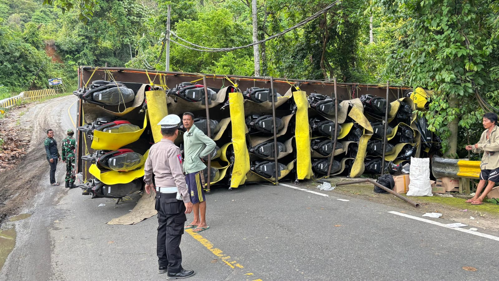 Truk Muatan 44 Motor Kecelakaan Tunggal di Tanjakan Mayit Jalinbar Pesisir Barat, Satu Orang Meninggal Dunia