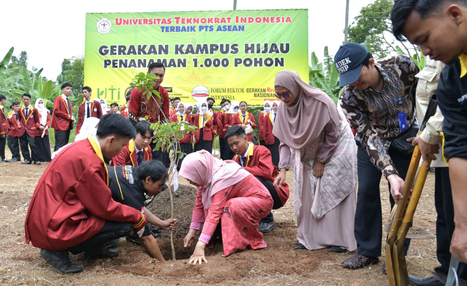 Mahasiswa Baru UTI Ikut Gerakan Penanaman Seribu Pohon
