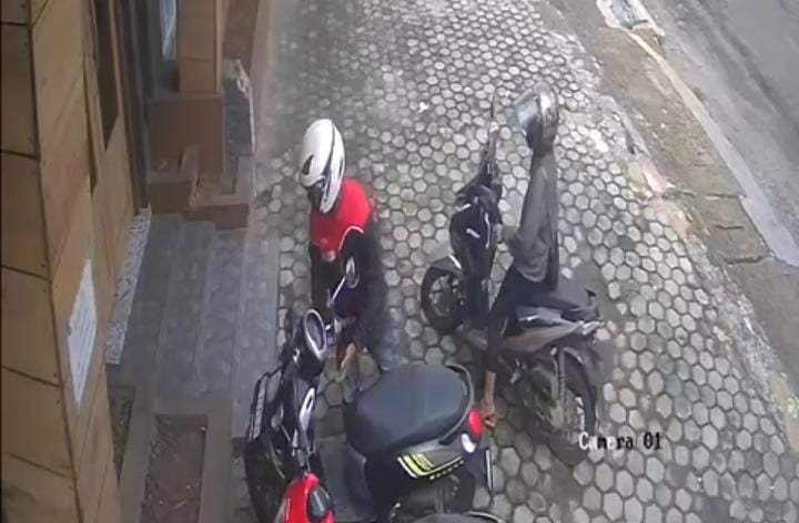 Pelaku Curanmor Curi Motor Karyawan Kedai Salad Chop di Bandarlampung, Aksinya Terekam CCTV