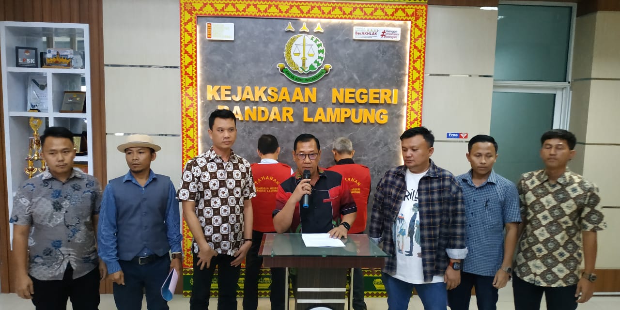 Jumat Keramat, Kejari Bandar Lampung Tahan Dua Tersangka Kasus Kontainer Sampah DLH Bandar Lampung
