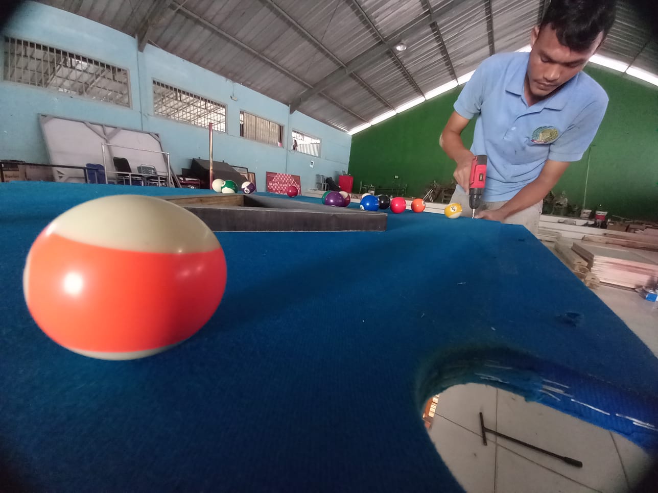 Intip Momen Bang Napi Sulap Kayu Bekas Jadi Meja Biliar Klasik