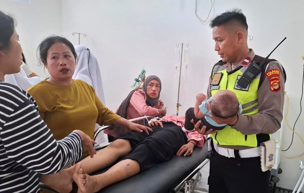 Motor Bonceng Tiga 'Cium' Belakang Truk, 3 Perempuan Terkapar di Jalan Soekarno-Hatta Bandar Lampung