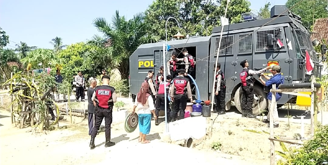 Warga Mesuji Kesulitan Air Bersih, Ini yang Dilakukan oleh Pihak Kepolisian