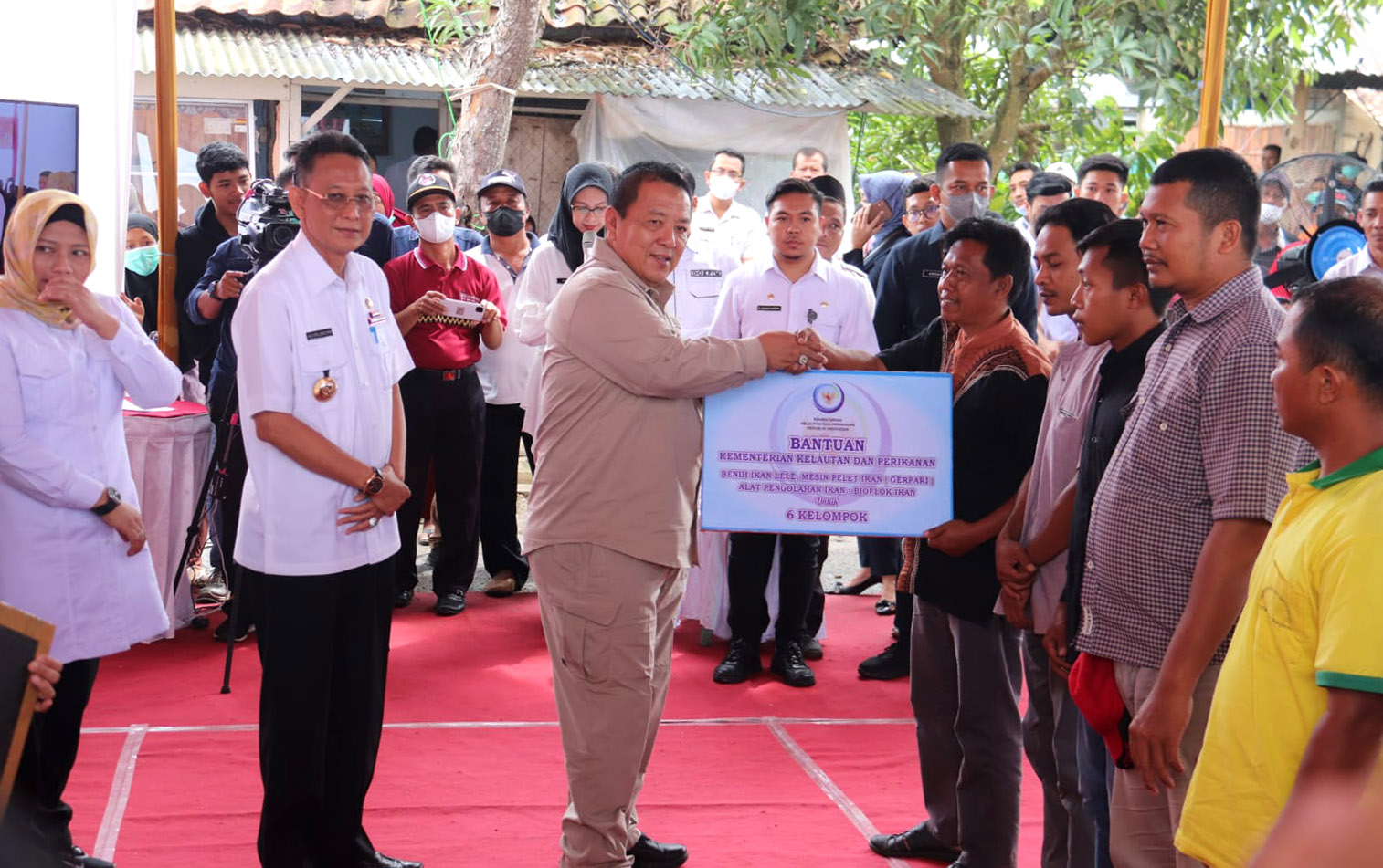 Gubernur Lampung dan Pj. Bupati Pringsewu Tebar 300 Ribu Benih Ikan Baung di Way Bulok