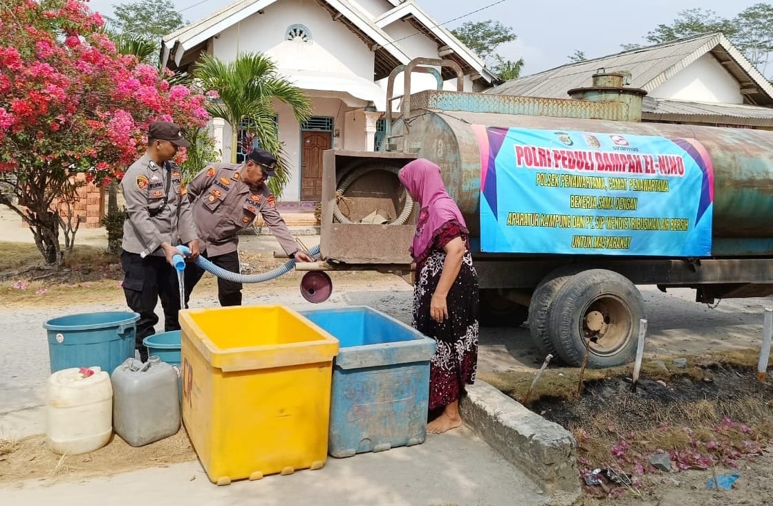Door to Door, Polisi Bagikan Air Bersih untuk Warga Terdampak Kekeringan di Tulang Bawang