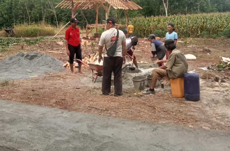 Akses Ke Pemakaman Rusak Parah, Warga Kampung Bengkulu Raman Galang Dana Swadana Guna Perbaikan