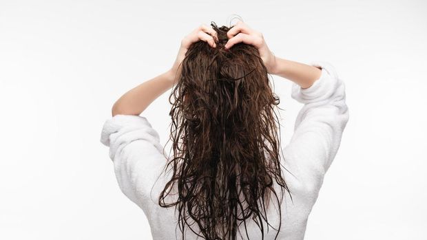 Tidur Saat Rambut Basah Ternyata Bahaya, Mengapa?