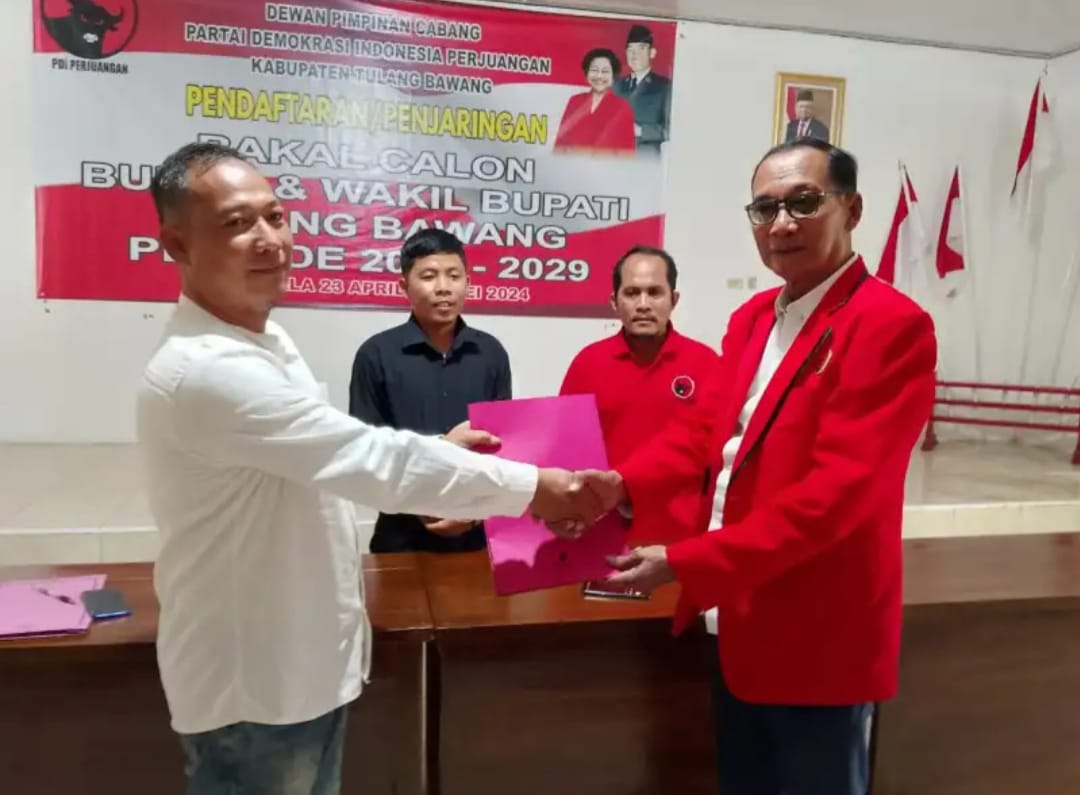 Pegawai Senior Bappenas RI Ambil Formulir Pendaftaran Bakal Calon Bupati di PDIP Tulang Bawang