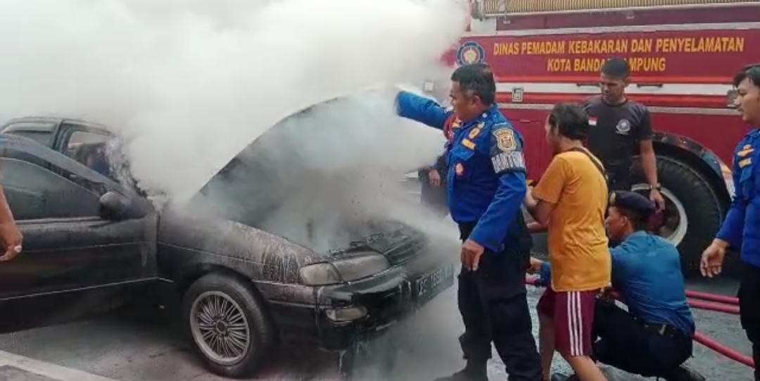 Diduga karena Selang Bensin Pecah, Mobil Sedan terparkir didepan DPW Nasdem Lampung Terbakar
