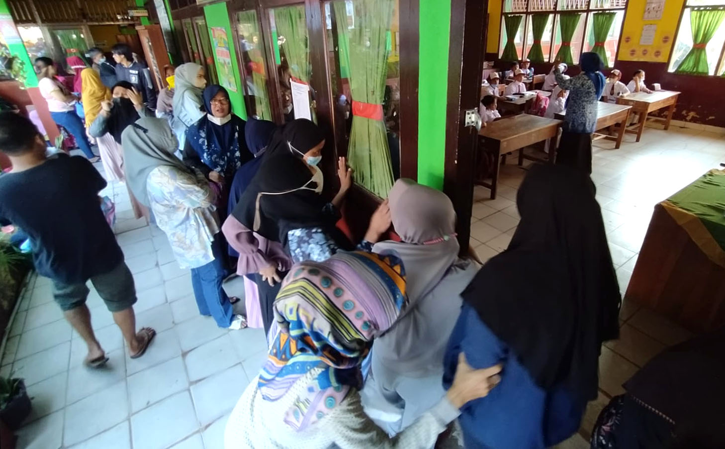 Anak-anak Sekolah. Emak-emak yang Sibuk