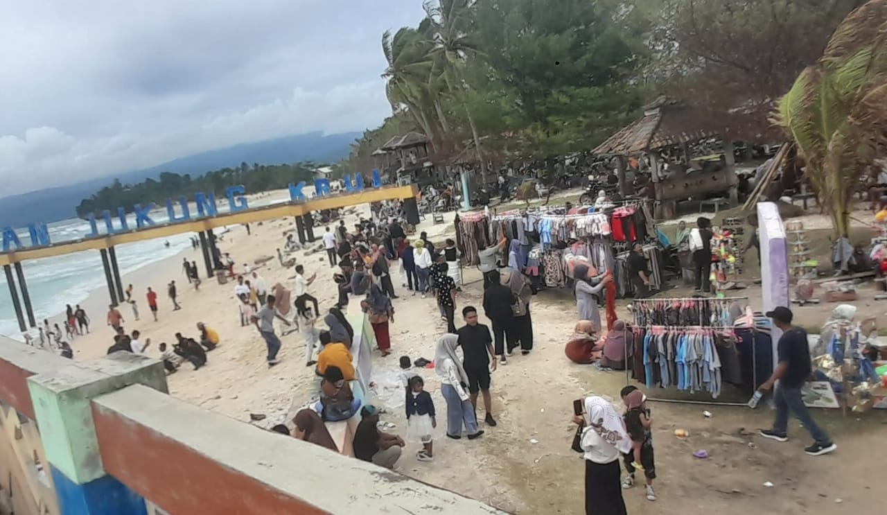 Puncak Libur Tahun Baru 2025, Pengunjung Wisata di Labuhan Jukung Membludak