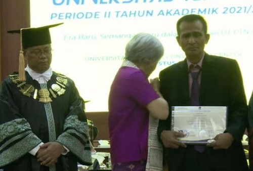 Penuh Haru, Ayah Brigadir Yosua Hadiri Wisuda Almarhum di Universitas Terbuka