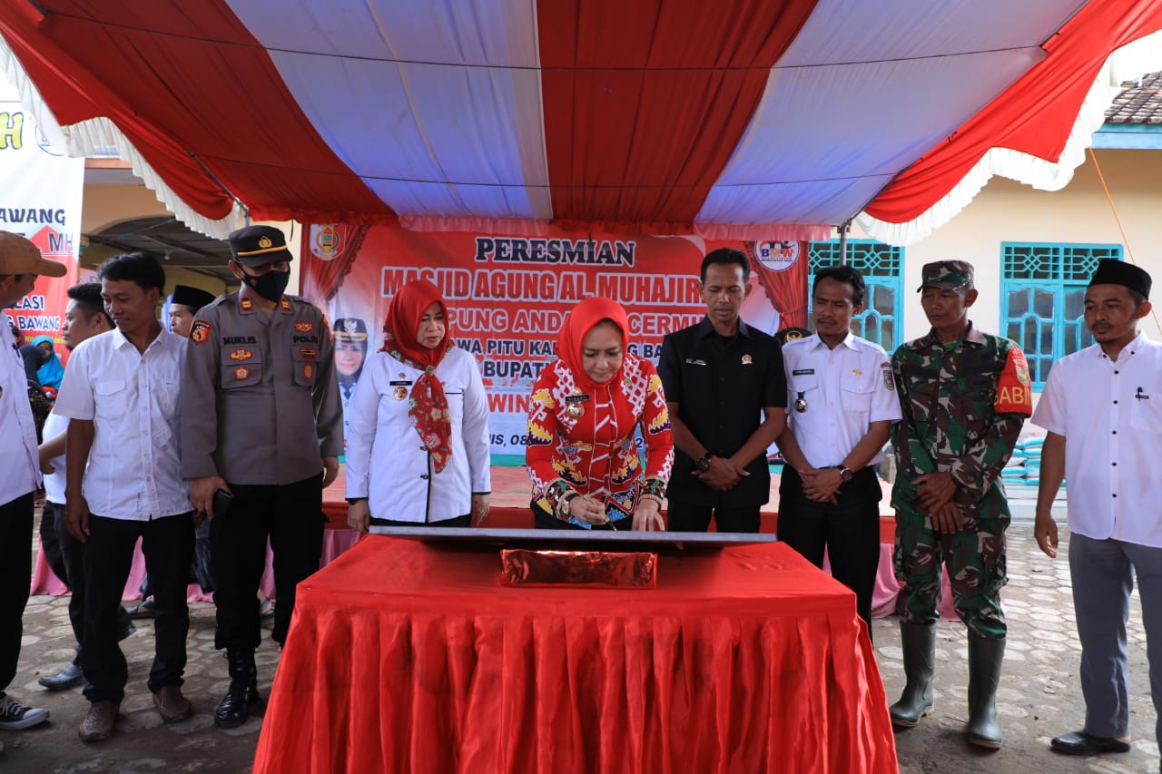 Ke Rawa Pitu, Winarti Resmikan Masjid Agung Hingga Gelar Pasar Murah